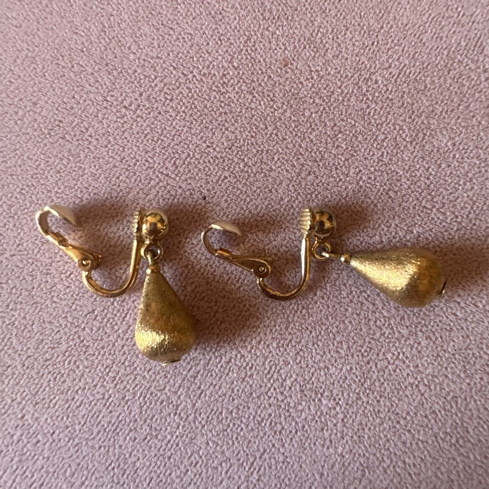 VTG Signed Napier Clip On Earrings Gold Tone Textured Drop Dangle Timeless - Picture 12 of 12